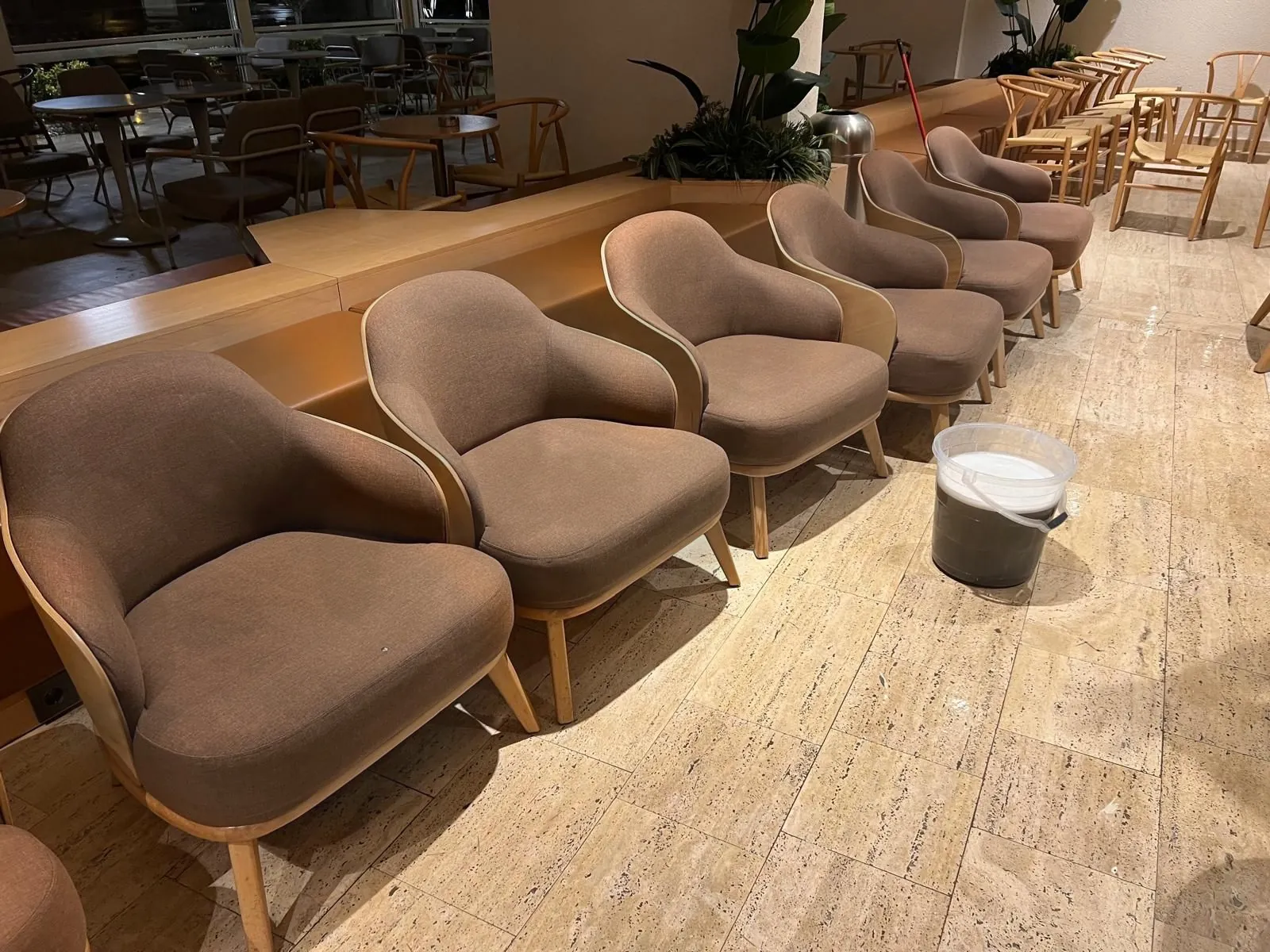 Cafe sandalyesi temizliği öncesi